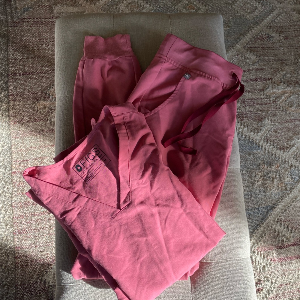 FIGS scrub set pink, M Catarina top, S Zamora bottoms